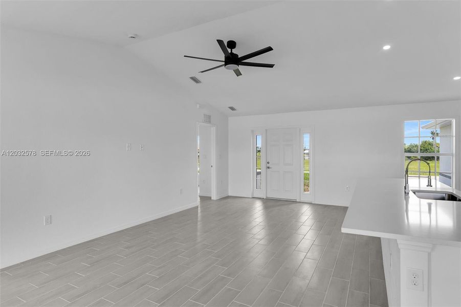 Spacious, unfurnished interior of a new home in , Cape Coral (Image 19).