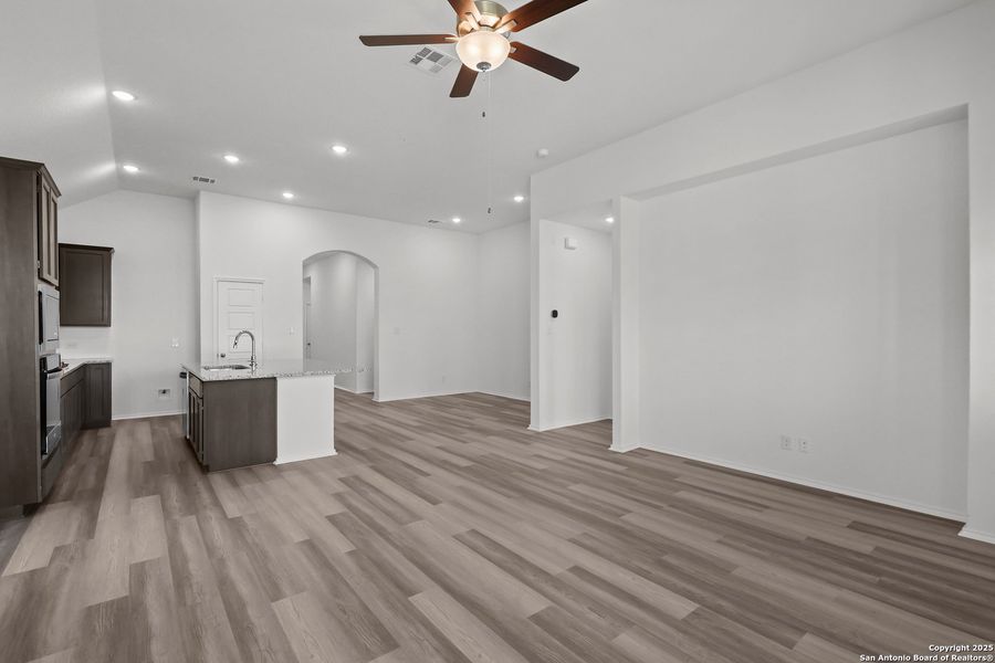 Spacious, unfurnished interior of a new home in Sunflower Ridge, New Braunfels (Image 29).