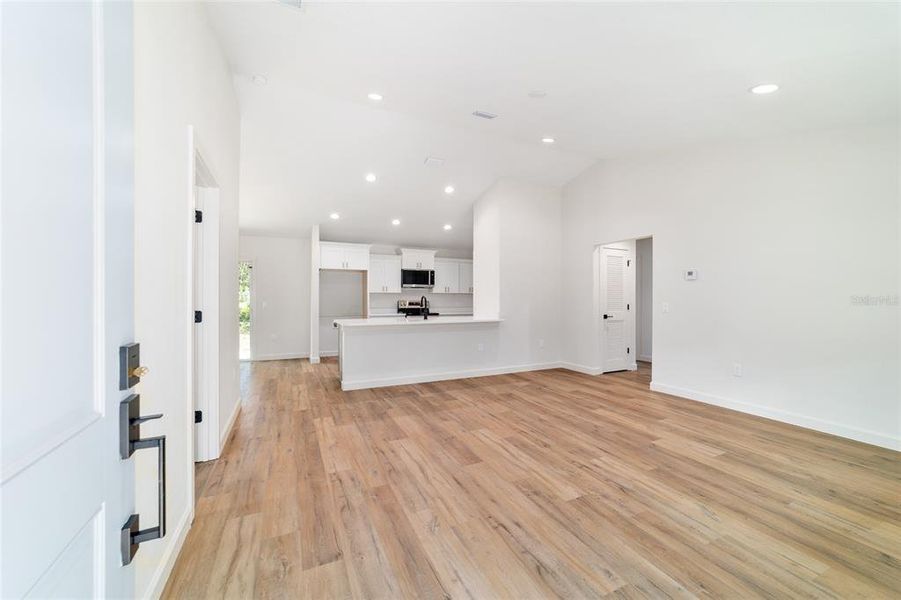 Spacious, unfurnished interior of a new home in , Ocala (Image 24).