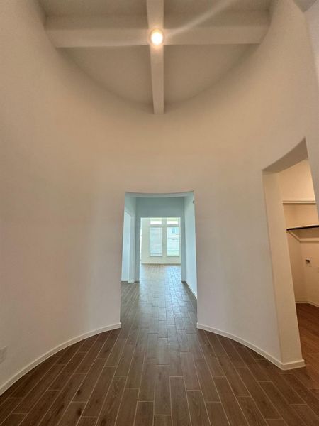 Spacious, unfurnished interior of a new home in Creekhaven, Iowa Colony (Image 18).