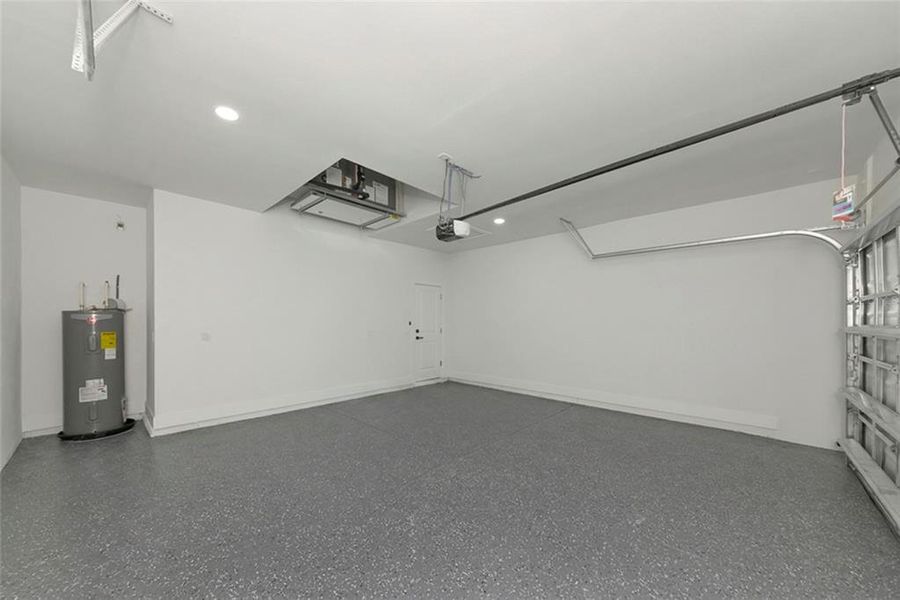 Spacious, unfurnished interior of a new home in , North Port (Image 32).