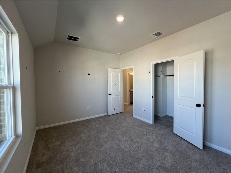 Spacious, unfurnished interior of a new home in Rolling Glen, Hutto (Image 26).