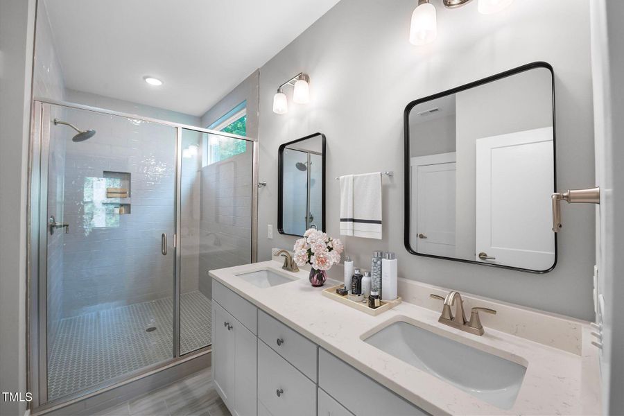 632_Angus_Ct_Sanford_NC_27332_USA-Bathro