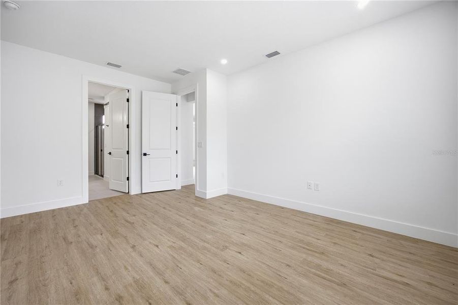 Spacious, unfurnished interior of a new home in , Ocala (Image 28).