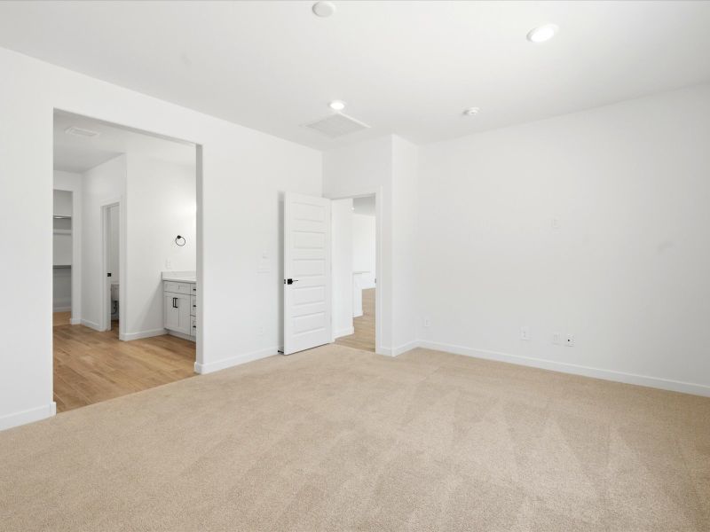Spacious, unfurnished interior of a new home in Naranja Trails, Oro Valley (Image 16).