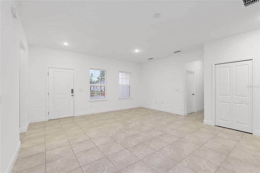 Spacious, unfurnished interior of a new home in , Citrus Springs (Image 18).