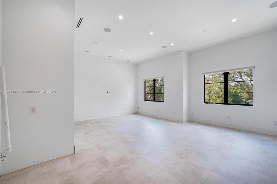 Spacious, unfurnished interior of a new home in , Pinecrest (Image 12).