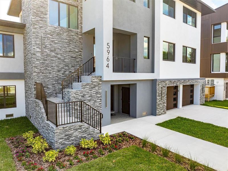 Exterior details and patio area of a home in , St. Petersburg (Image 25).