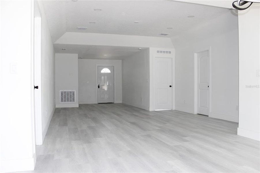 Spacious, unfurnished interior of a new home in , Spring Hill (Image 30).