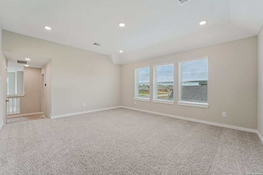 Spacious, unfurnished interior of a new home in Alamo Estates, San Antonio (Image 39).