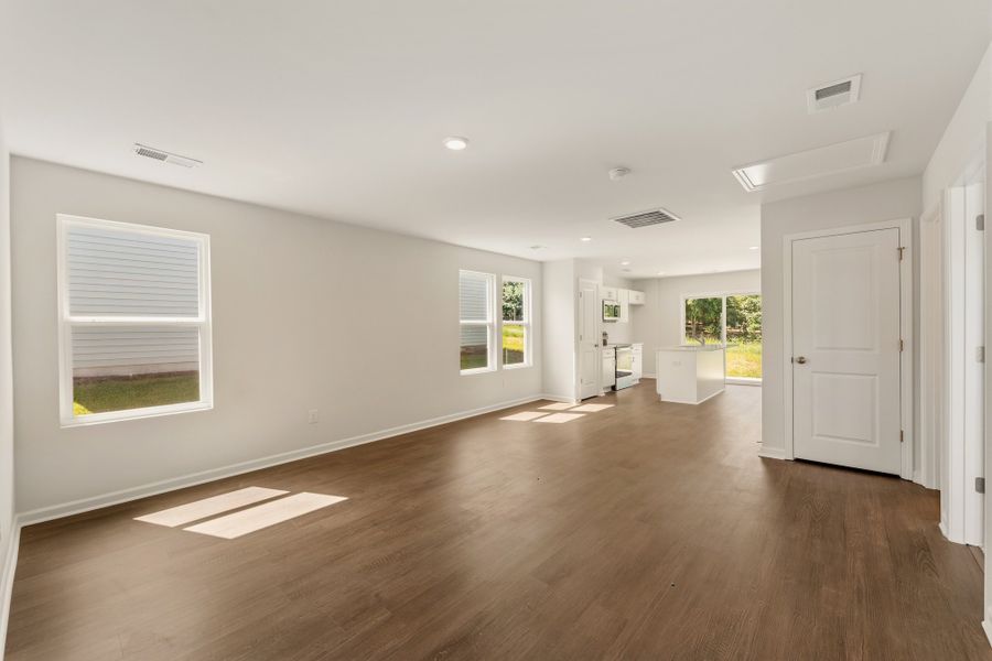 Spacious, unfurnished interior of a new home in Evergreen, Spartanburg (Image 9).