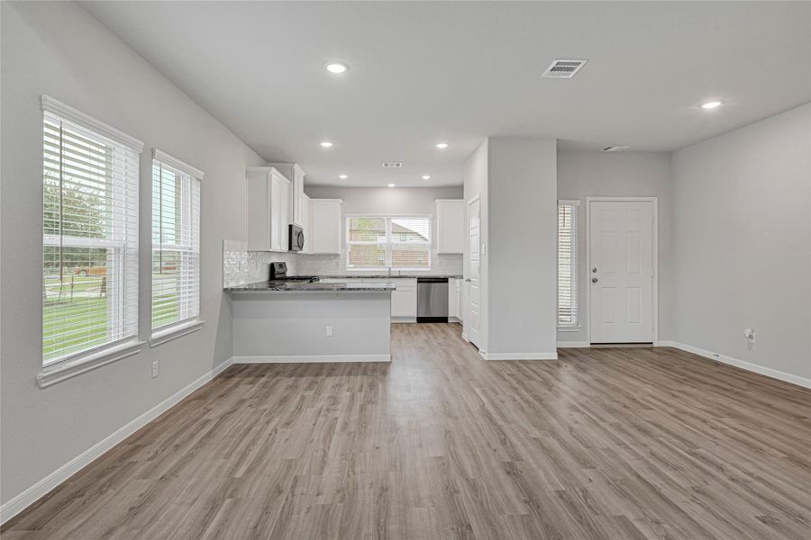 Spacious, unfurnished interior of a new home in Rollingbrook Estates, Baytown (Image 17).