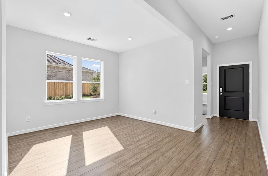 Spacious, unfurnished interior of a new home in Raburn Reserve 50s, Tomball (Image 9).