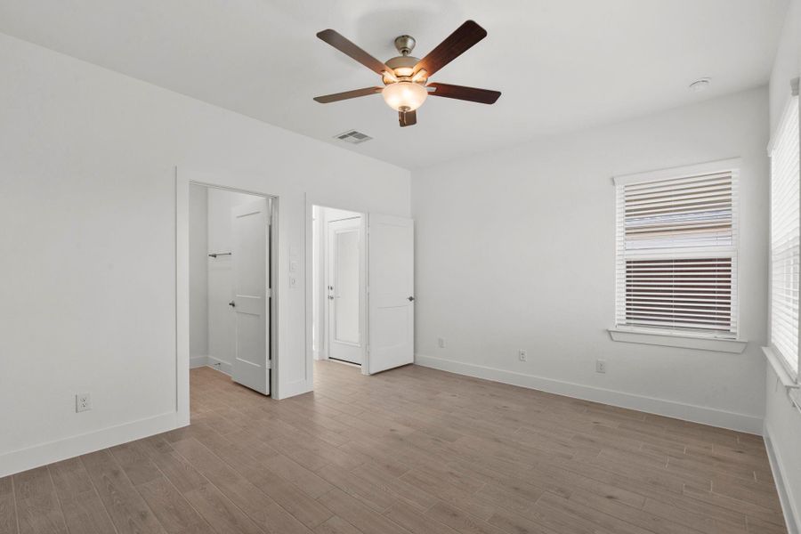 Spacious, unfurnished interior of a new home in Meridiana, Iowa Colony (Image 15).
