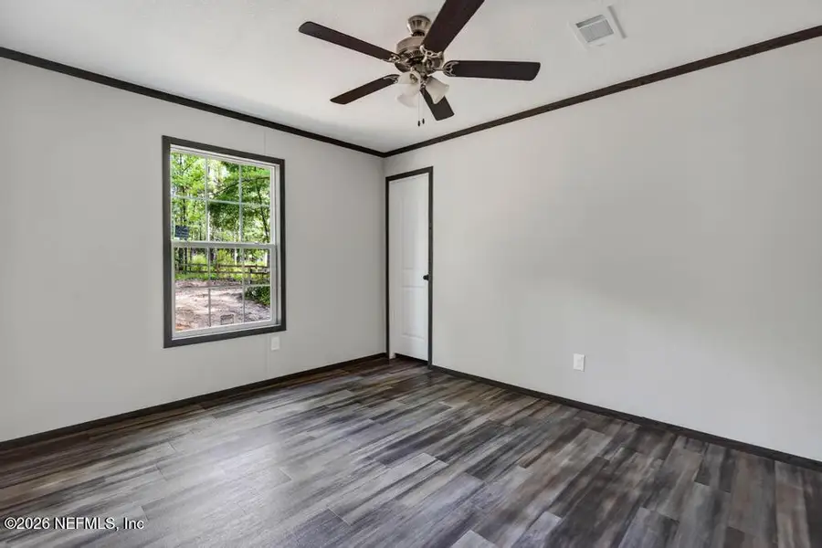 Spacious, unfurnished interior of a new home in , Middleburg (Image 23).