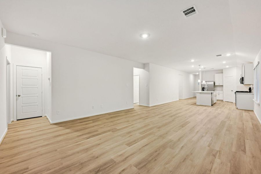 Spacious, unfurnished interior of a new home in , Conroe (Image 12).