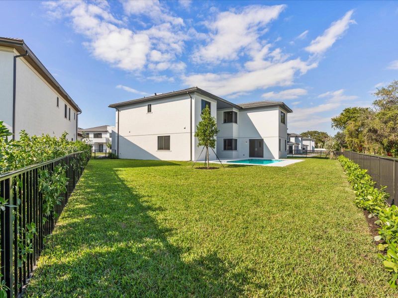 Exterior details and patio area of a home in , Miami (Image 31).