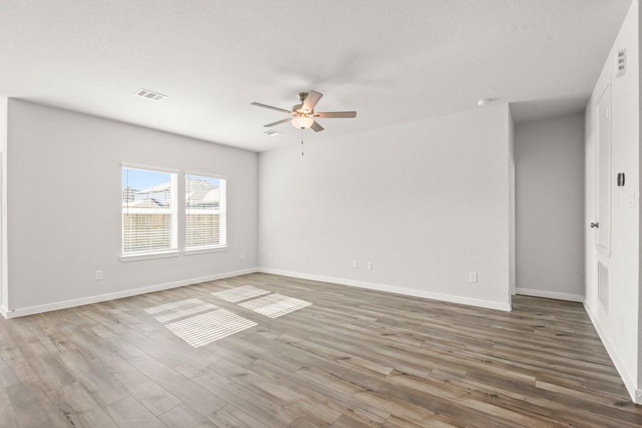 Spacious, unfurnished interior of a new home in Country Creek, Mont Belvieu (Image 11).