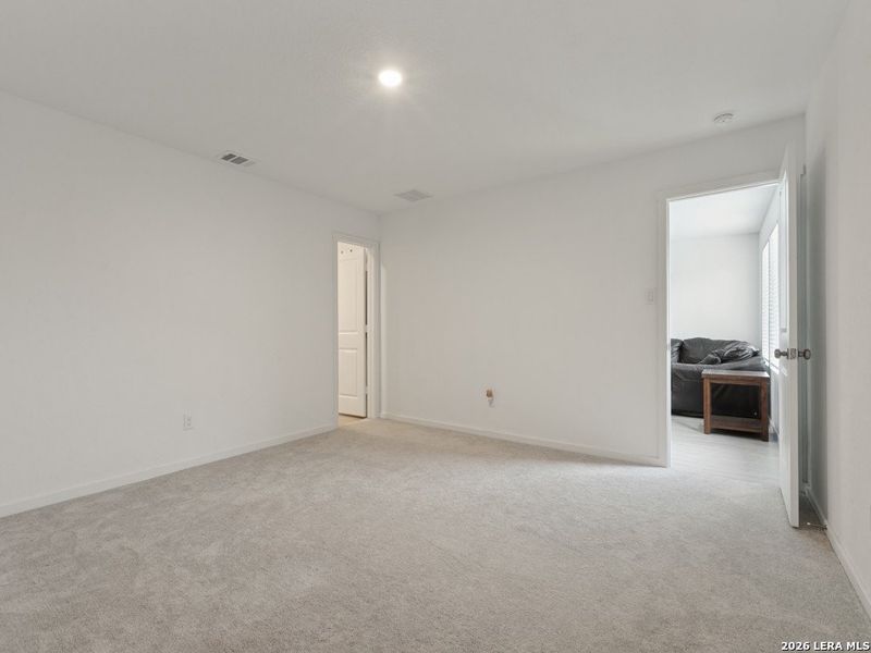 Spacious, unfurnished interior of a new home in Crescent Hills, San Antonio (Image 19).