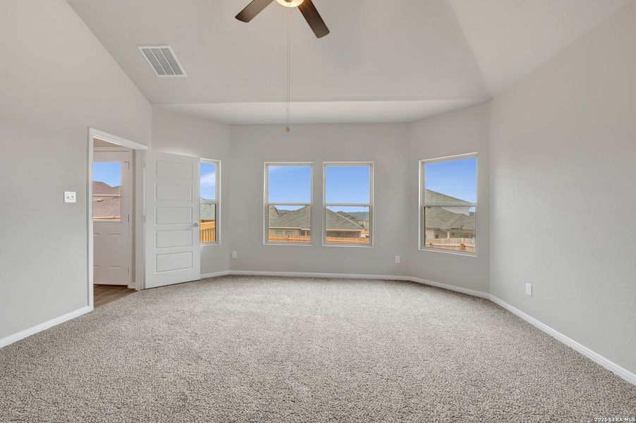 Spacious, unfurnished interior of a new home in Hunters Ranch, San Antonio (Image 38).
