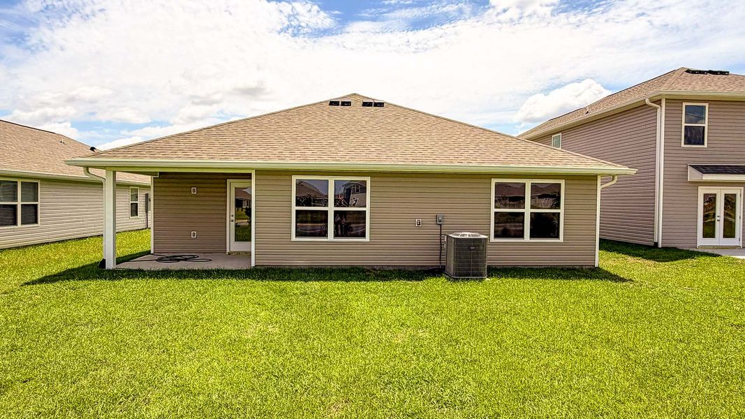 Exterior details and patio area of a home in Titus Park, Panama City (Image 4).