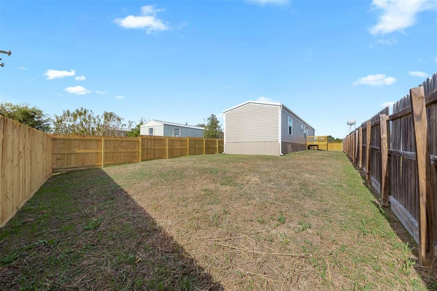 Exterior details and patio area of a home in , Navasota (Image 15).