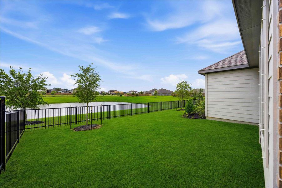 Exterior details and patio area of a home in , La Marque (Image 3).
