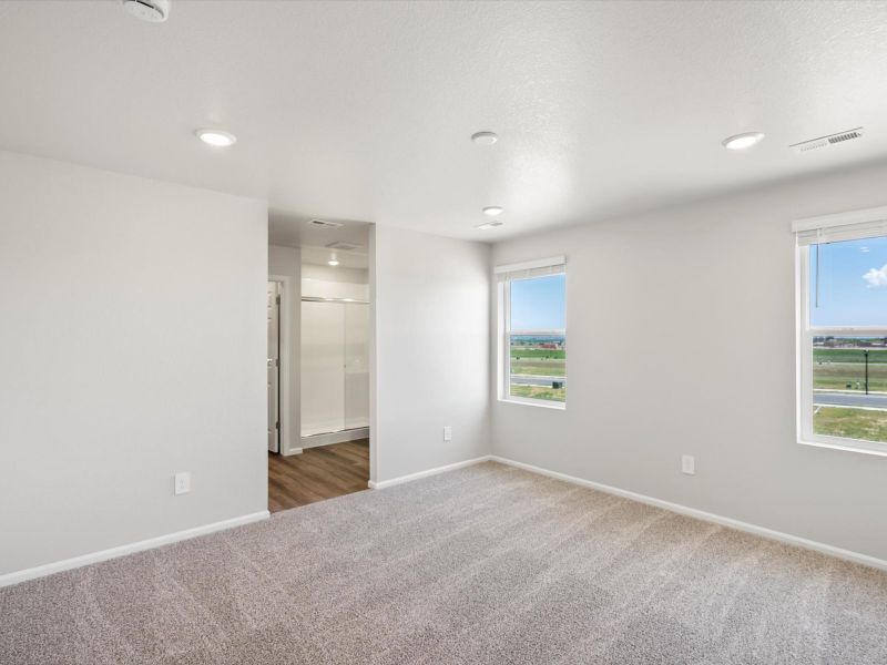 Spacious, unfurnished interior of a new home in Lake Bluff, Greeley (Image 9).