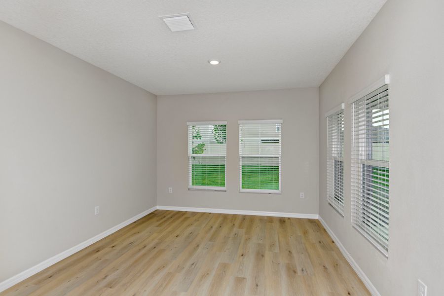 Spacious, unfurnished interior of a new home in Pasadena Ridge, Dade City (Image 16).