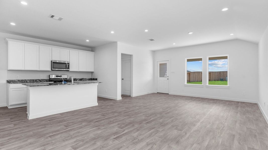 Spacious, unfurnished interior of a new home in Tamarron, Fulshear (Image 24).