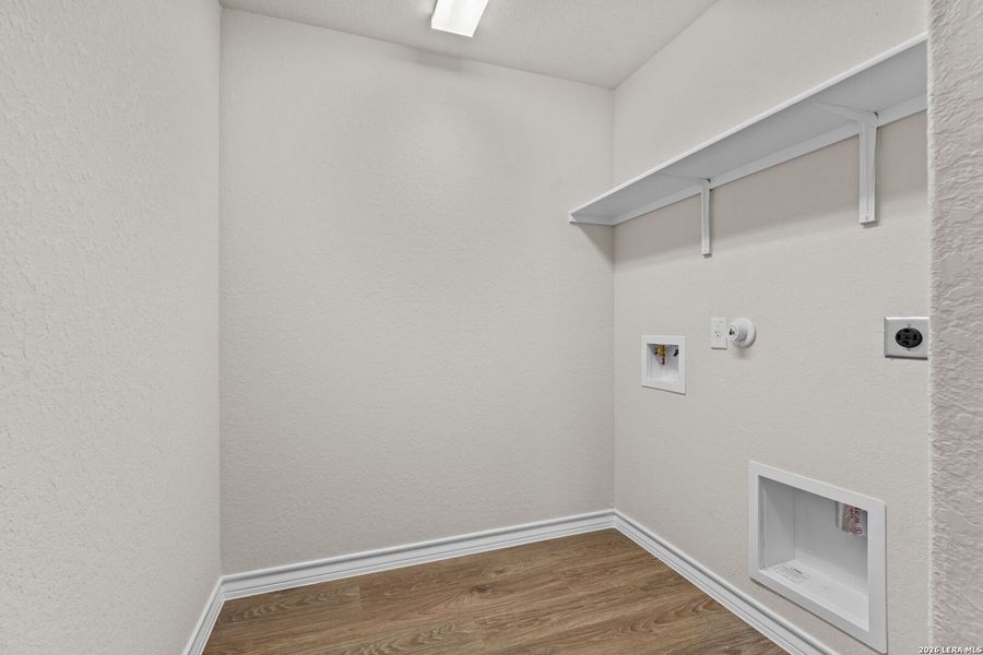 Spacious, unfurnished interior of a new home in Steele Creek, Cibolo (Image 20).