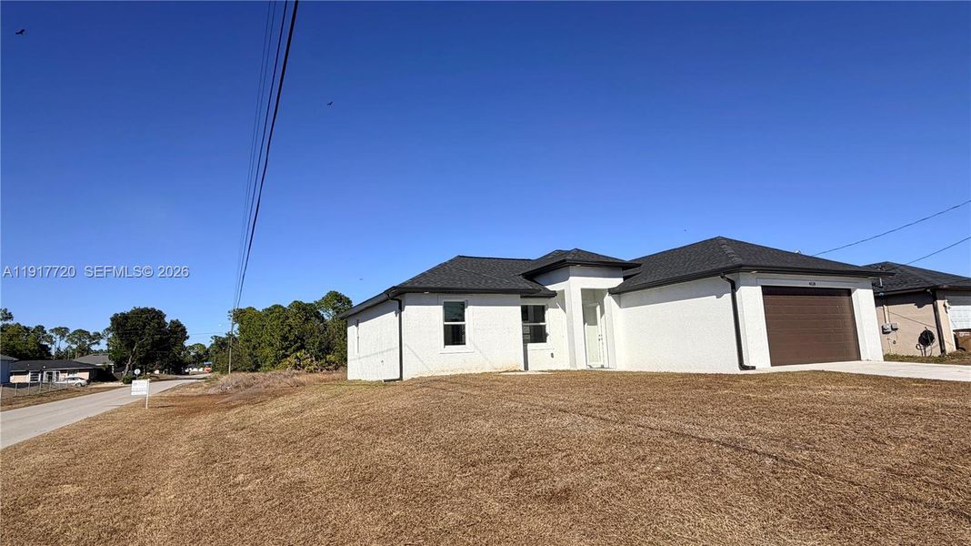 Exterior details and patio area of a home in , Lehigh Acres (Image 4).