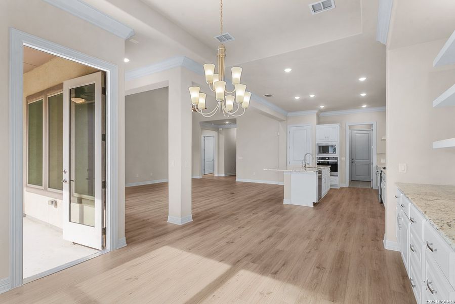 Spacious, unfurnished interior of a new home in Cibolo Crossing, Universal City (Image 30).
