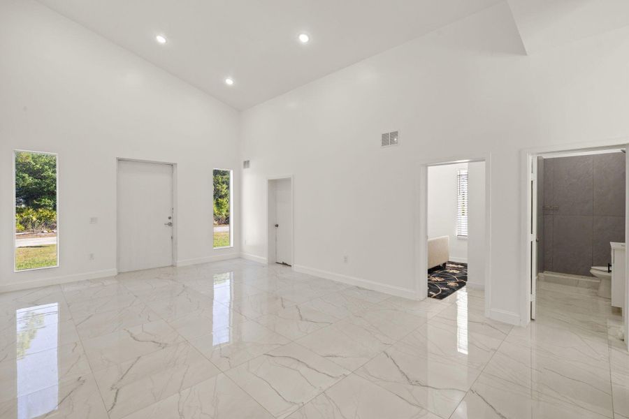 Spacious, unfurnished interior of a new home in , Lehigh Acres (Image 21).