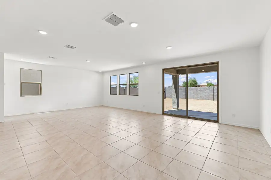 Spacious, unfurnished interior of a new home in Baker Farms, Phoenix (Image 10).