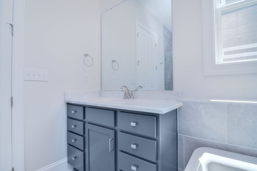 Representative interior finishes for a home built from the St Andrews by Greybrook Homes in Edmunds Farm, Clover (Image 18).