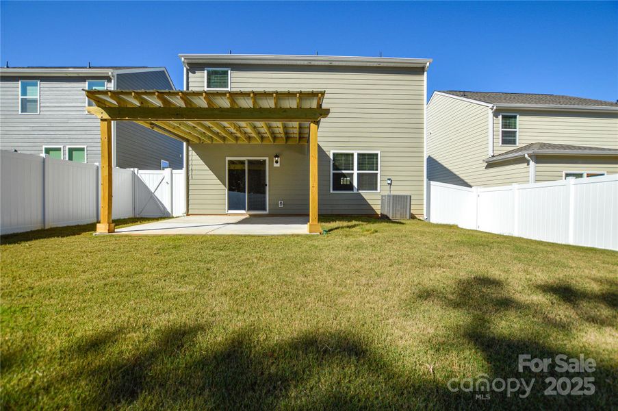Exterior details and patio area of a home in Fergus Crossing, York (Image 20).