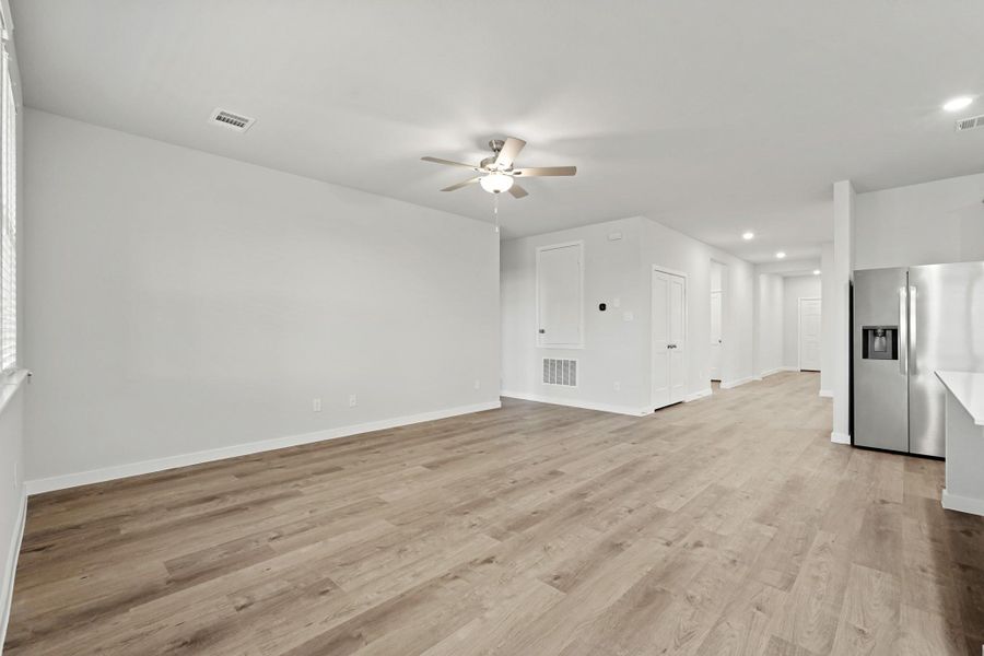 Spacious, unfurnished interior of a new home in Lago Mar, Texas City (Image 13).