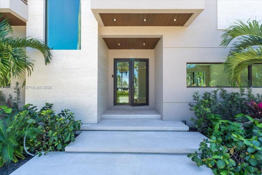 Exterior details and patio area of a home in , Hollywood (Image 35).