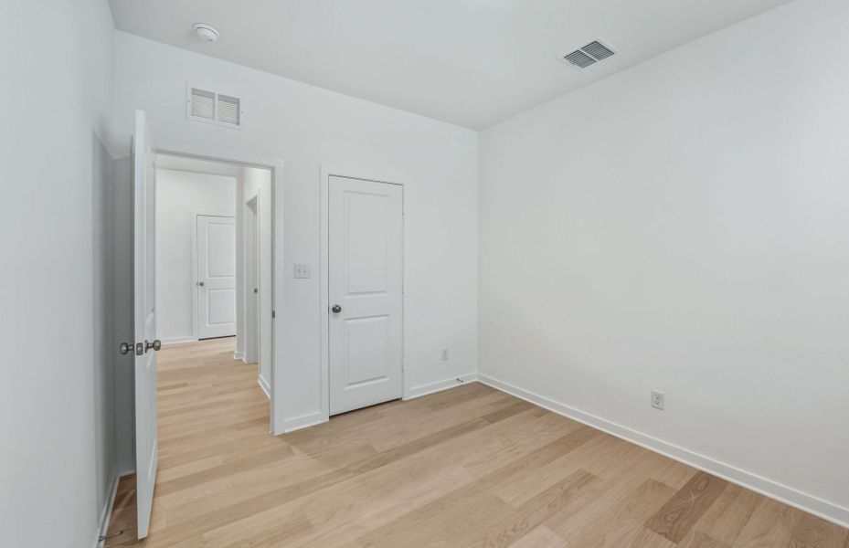 Spacious, unfurnished interior of a new home in Sunfield, Buda (Image 42).