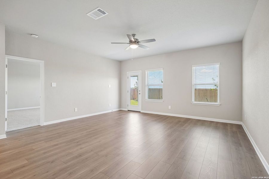 Spacious, unfurnished interior of a new home in Remington Ranch, San Antonio (Image 21).