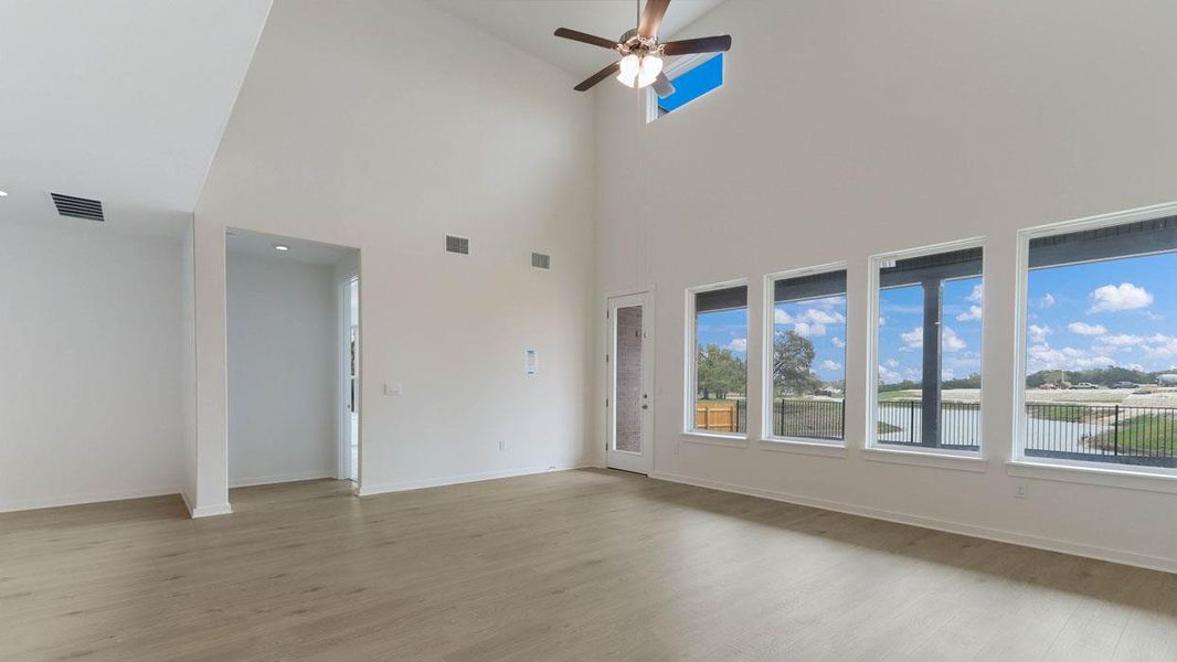 Spacious, unfurnished interior of a new home in Rosenbusch Ranch, Leander (Image 15).
