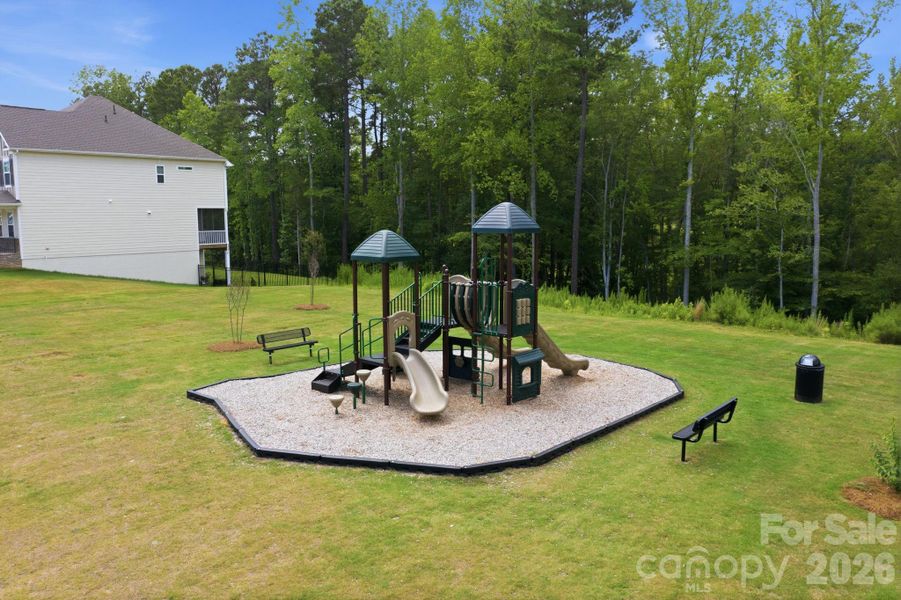 Community amenities in Falls Cove at Lake Norman, Troutman (Image 38).