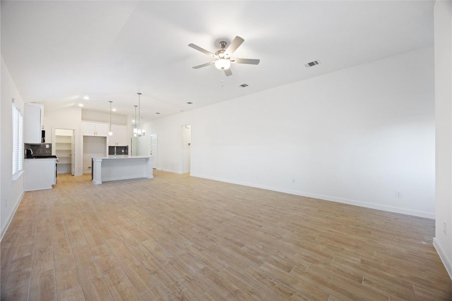 Spacious, unfurnished interior of a new home in Glendale Lakes, Rosharon (Image 14).