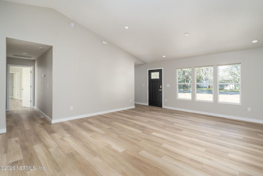 Spacious, unfurnished interior of a new home in , Palatka (Image 18).