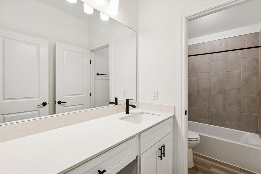 Furnished interior view inside a new home in Valencia, Manvel (Image 8).