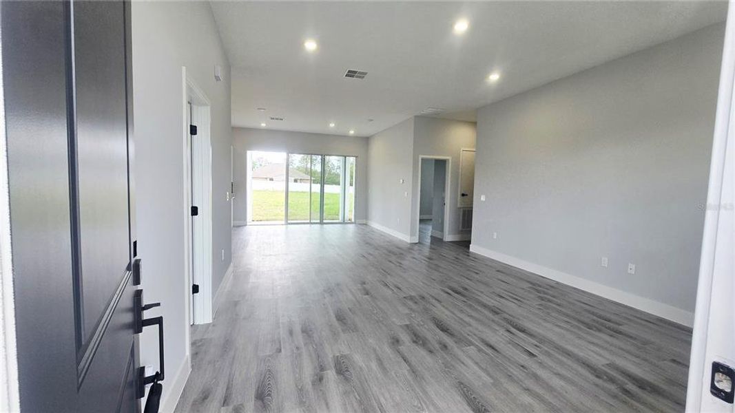 Spacious, unfurnished interior of a new home in , Ocala (Image 14).