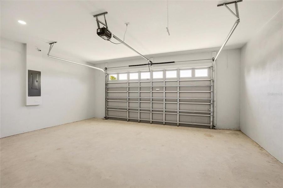 Spacious, unfurnished interior of a new home in , Sebring (Image 26).