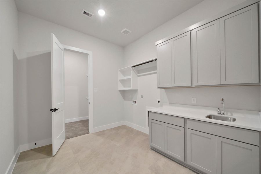 Furnished interior view inside a new home in , Rosharon (Image 14).