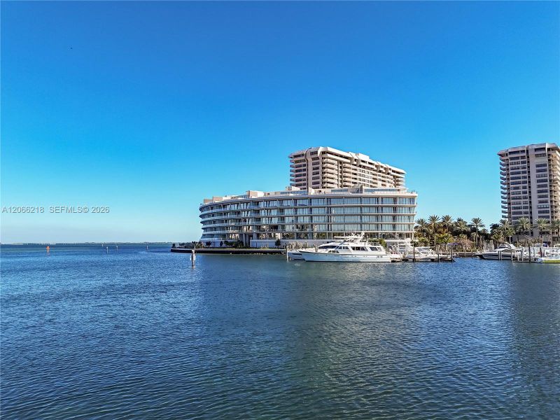 Condo located in Miami, FL showcasing its design and architecture (Image 4).